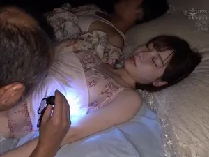 Lợi dụng nện chị kế khó tính đang kẹt dưới gầm giường