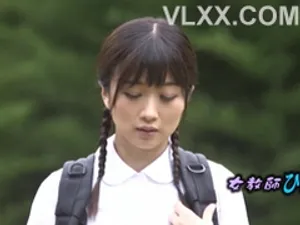 Ánh mắt khát dục của cô cháu gái cấp 3 vú khủng