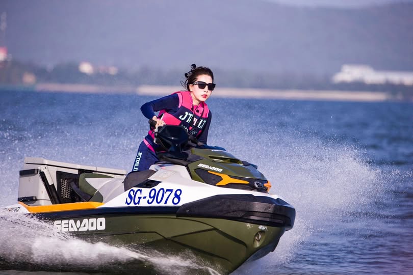 Cô gái trẻ cưỡi lên trên và bị địt, chất dịch trắng chảy khắp đầu dương vật, cặp mông đào trắng bị địt theo nhiều cách khác nhau.